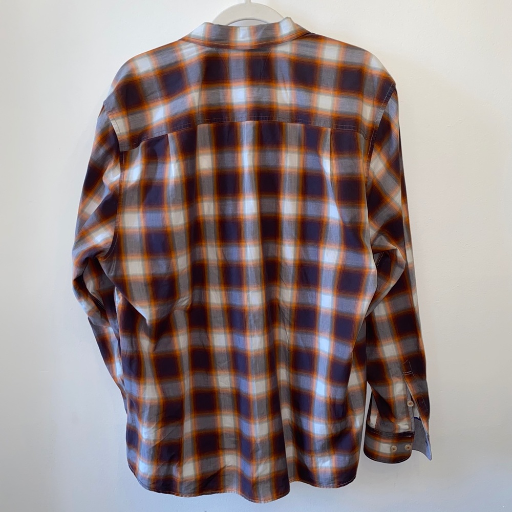 Tommy Bahama Lightweight 100% Cotton long sleeve button down in rich col… - Picture 5 of 7